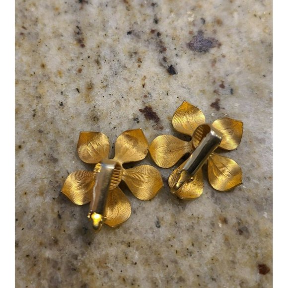 Vintage Gold Tone Textured Flower Daisy Faux Pearl Prong Center Clip on Earrings - Picture 4 of 6